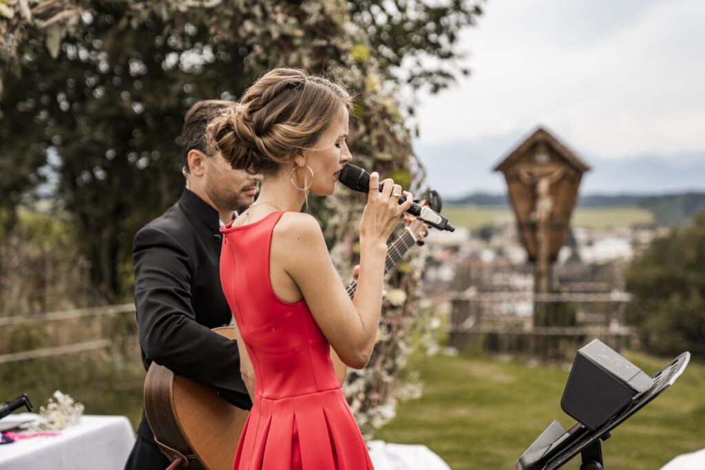 Hochzeit wird von Musikern begleitet