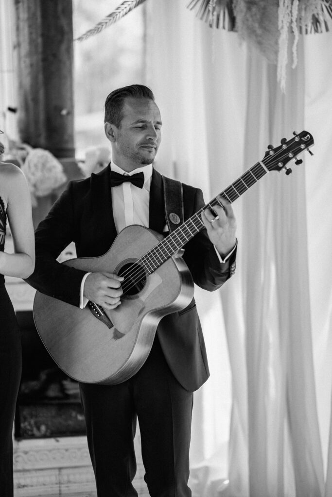 Martin spielt Gitarre bei einer Hochzeit