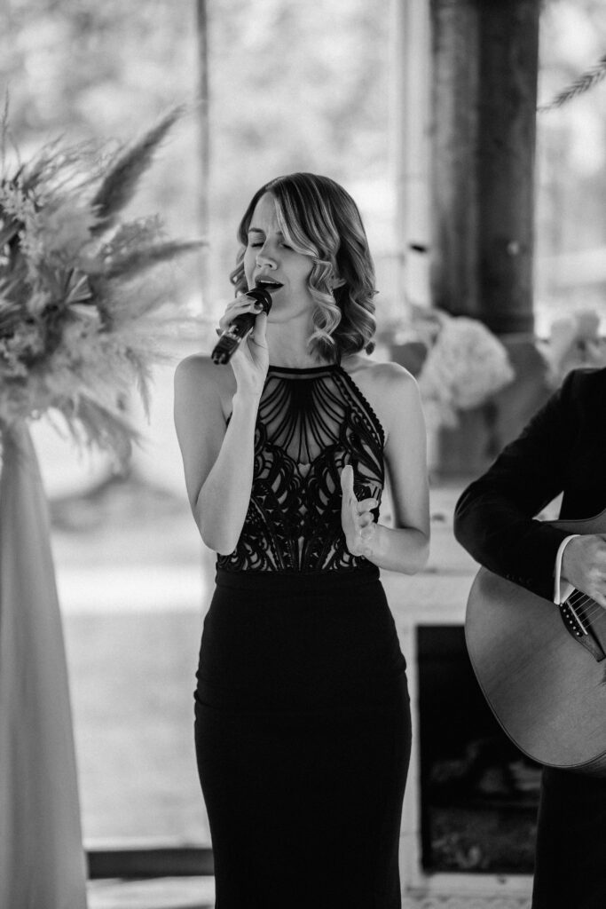 Sabrina bei einer freien Trauung als Hochhzeitssängerin