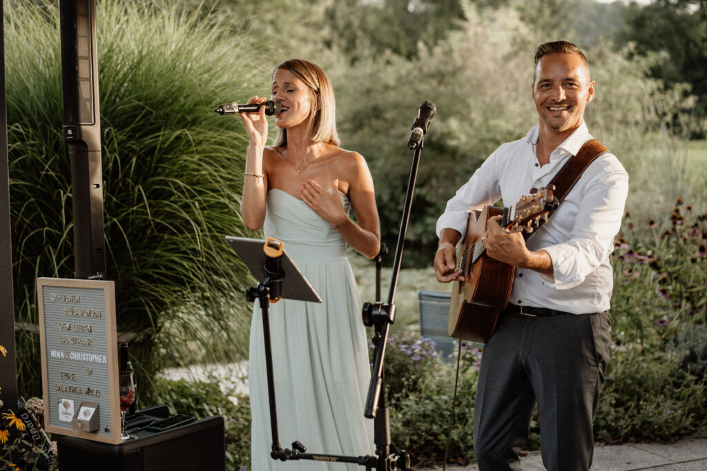 Hochzeitssängerin und Gitarrist begleiten freie Trauung 