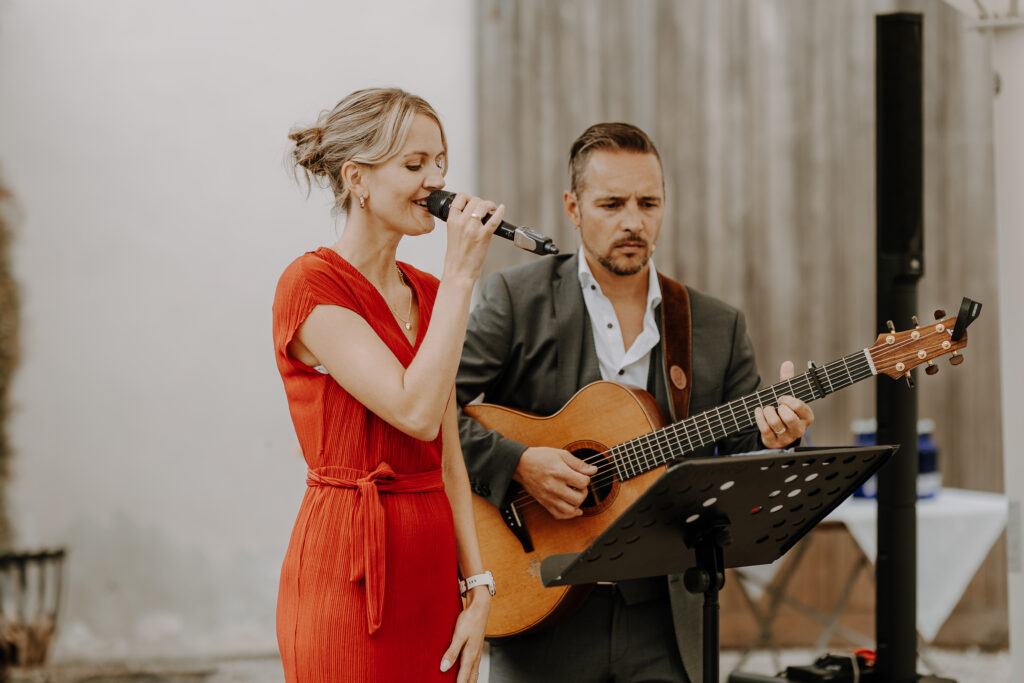 Musiker bei einer freien Trauung im Ausland.