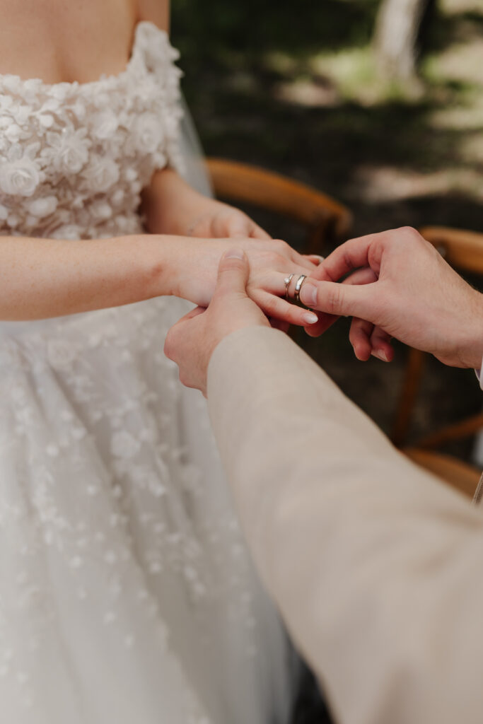 Ringe tauschen bei einer freien Trauung.