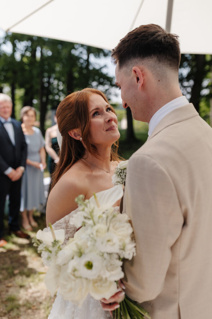 Glückliches Brautpaar bei Trauung