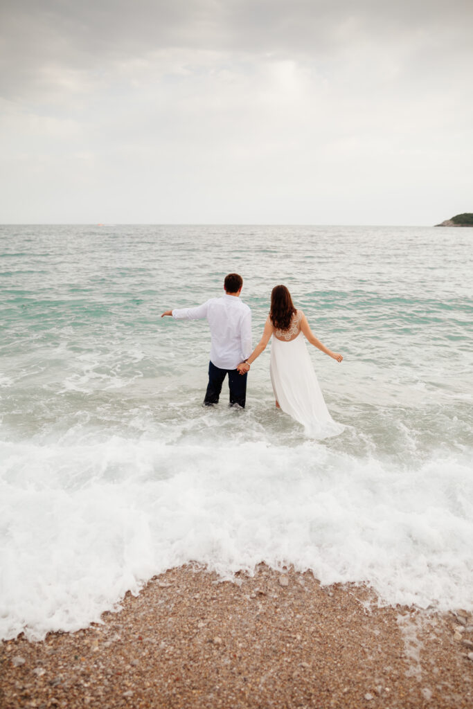 Brautpaar bei einer freien Trauung am Strand