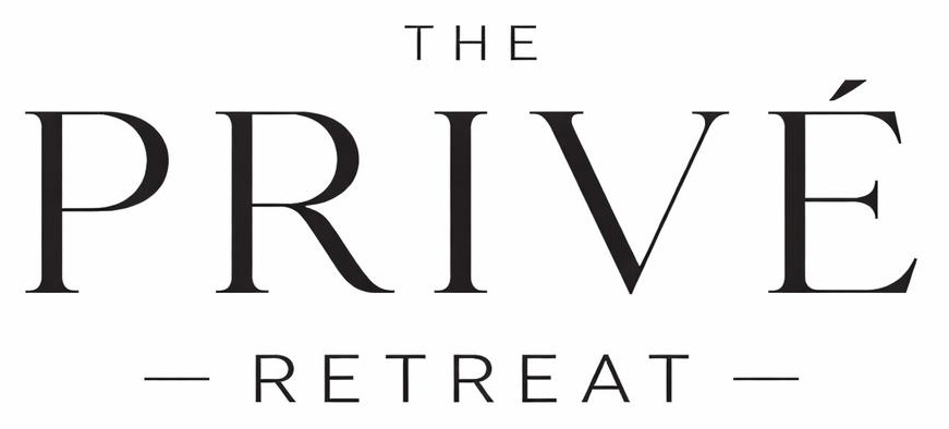 Das schwarze Textlogo mit der Aufschrift „The Privé Retreat“ ist in einer eleganten, modernen Schriftart auf weißem Hintergrund gehalten.
